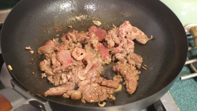 一碗面条+辣味牛肉巧克力义大利面,将牛肉放入,转中大火,将牛肉炒至变色半熟。