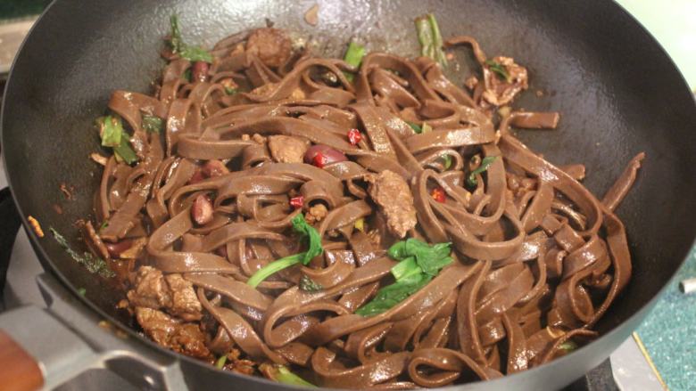 一碗面条+辣味牛肉巧克力义大利面,将煮好的巧克力面捞起,放入肉料中拌匀後熄火。