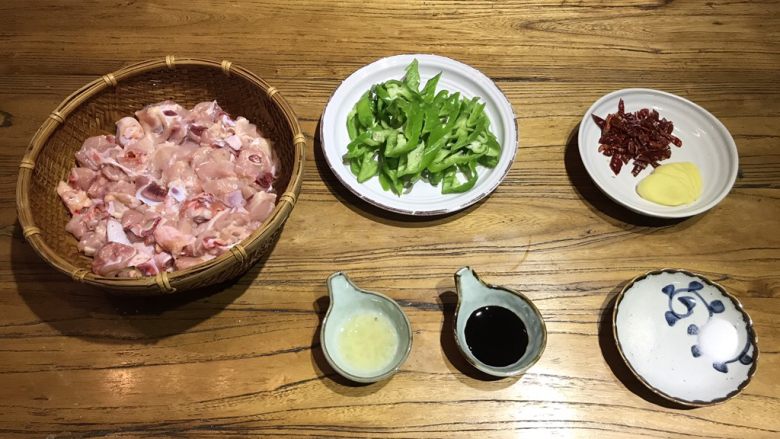 不输给餐厅的黄焖鸡,准备好所有食材,鸡肉冲水沥干,不用腌制
