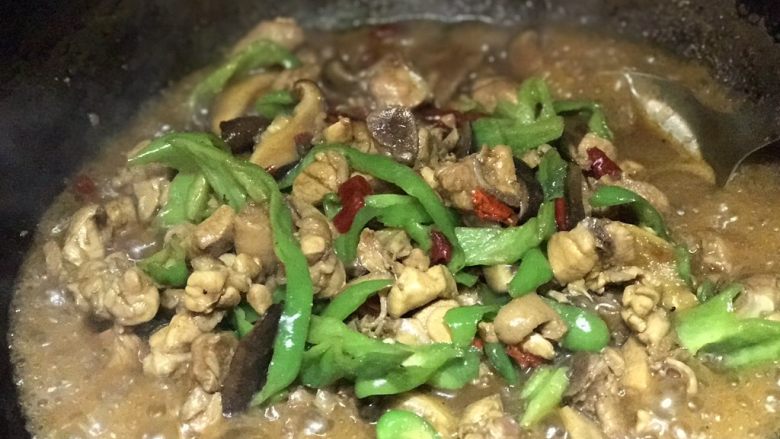 不输给餐厅的黄焖鸡,翻炒均匀,不要炒得太久,也不用完全收汁