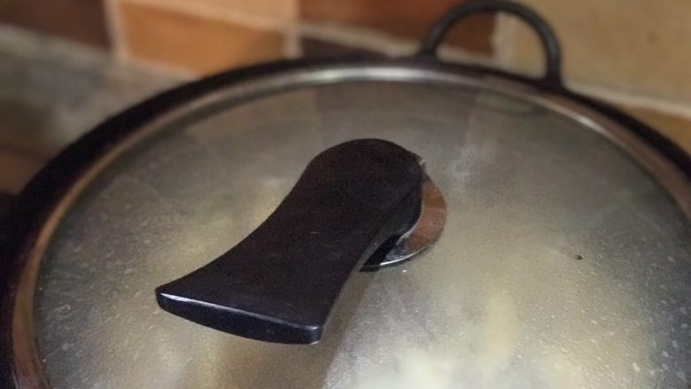 不输给餐厅的黄焖鸡,再次翻炒均匀后盖上锅盖,小火焖煮15-20min