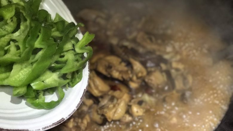 不输给餐厅的黄焖鸡,待汤汁浓稠,鸡肉煮烂时加入青椒