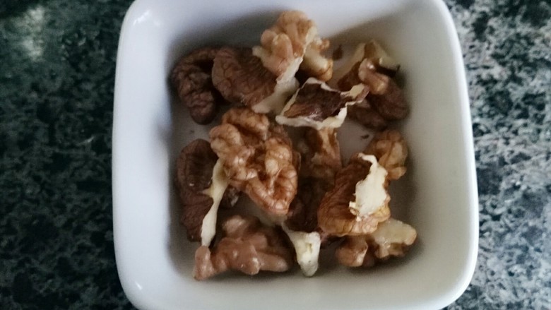 核桃酥,砸核桃也是个体力活
当然你也可以选择买现成的<a style='color:red;display:inline-block;' href='/shicai/ 5056'>核桃仁</a>