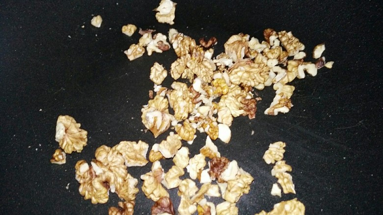 核桃酥,核桃仁在锅里煸炒一会
也可以放烤箱烤1~2分钟


