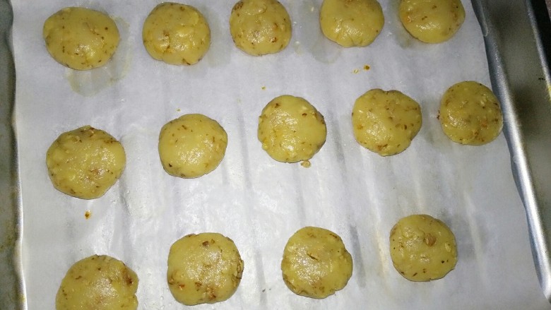 核桃酥,分成20g左右每个揉成圆团
放在烤盘上稍微压一下
