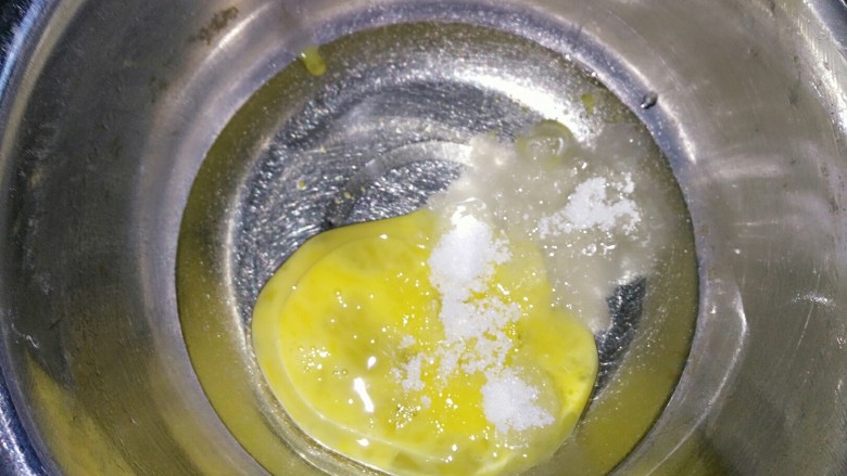 核桃酥,油、<a style='color:red;display:inline-block;' href='/shicai/ 1118'>蛋液</a>、砂糖搅拌均匀