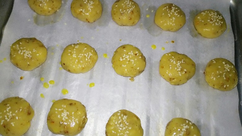 核桃酥,表层刷上蛋液撒上白芝麻
烤箱175度预热5分钟
烤15分钟