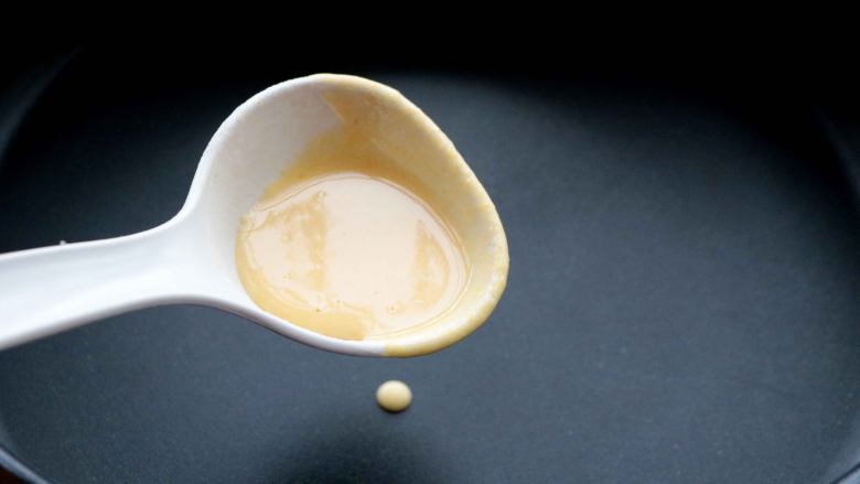 玉米面松饼,平底锅不粘锅预热
舀入一小勺面糊
不需要刷油哦