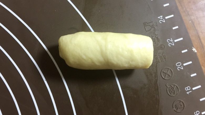 奶牛纹吐司(淡奶油版),然后卷起。