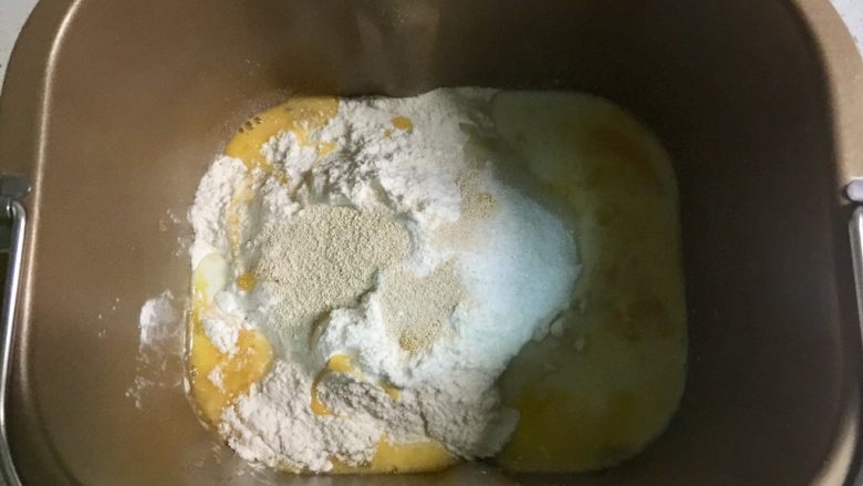 奶牛纹吐司(淡奶油版),将全部材料投入面包机,材料的投放先后顺序影响并不是很大,只要盐和<a style='color:red;display:inline-block;' href='/shicai/ 731'>酵母</a>分开放即可。