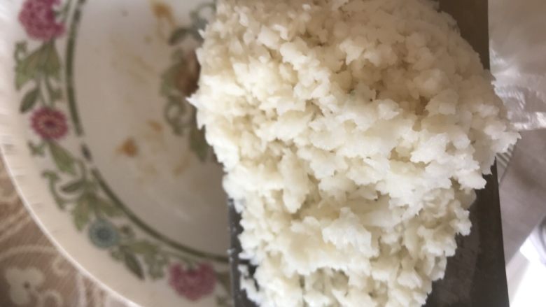 糯米珍珠丸子,藕茸分次倒入
一边倒一边抓匀
