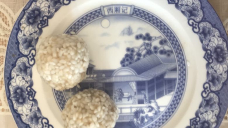 糯米珍珠丸子,放入盘子里
