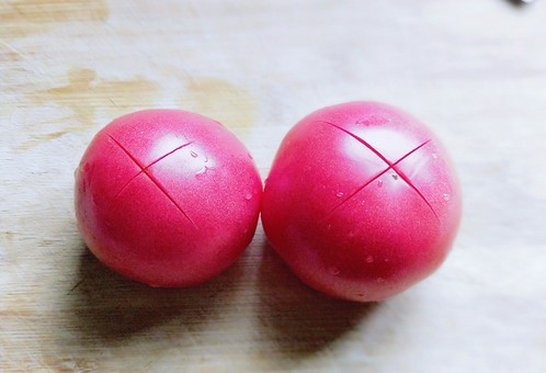 一碗面条+番茄鸡蛋打卤面,<a style='color:red;display:inline-block;' href='/shicai/ 59'>番茄</a>洗干净切十字刀,如图。