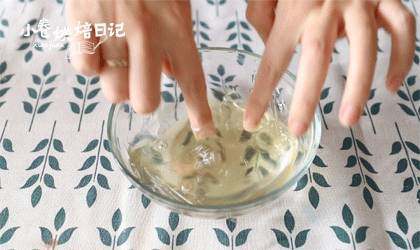 最香不过桂花香,最甜不过桂花糕,椰汁层:吉利丁用冰水充分浸泡。