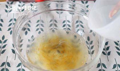 最香不过桂花香,最甜不过桂花糕,先后加入糖桂花、凉开水,充分混合,放至常温备用。