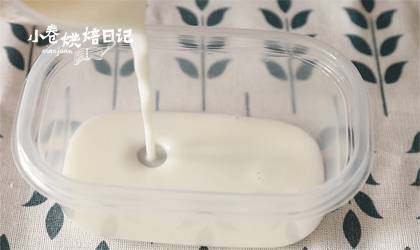 最香不过桂花香,最甜不过桂花糕,在模具首先倒入100克椰汁混合液,放入冰箱冷藏约30分钟至完全凝固。