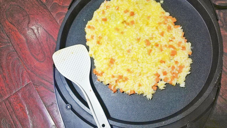 完美邂逅之三文鱼牛油果蛋米饼,倒入混合好的米饭蛋液,用饭勺慢慢的铺平,