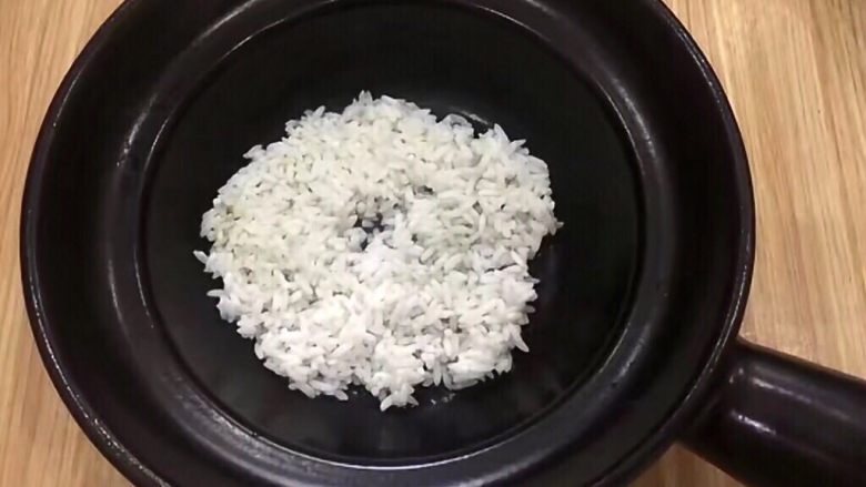 香甜牛奶南瓜焖饭,大米提前浸泡一小时,准备一个煲,将大米放入