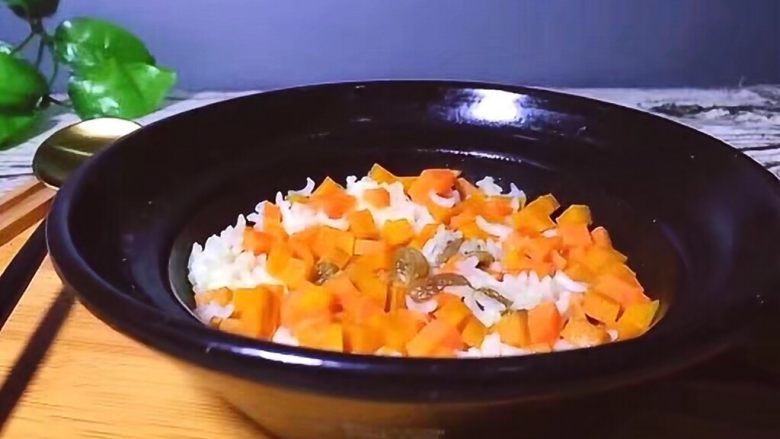 香甜牛奶南瓜焖饭,来个近景图香甜可口,一个人也要好好吃饭哟