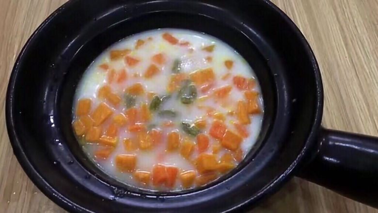 香甜牛奶南瓜焖饭,加适量水,水位刚好盖过材料即可