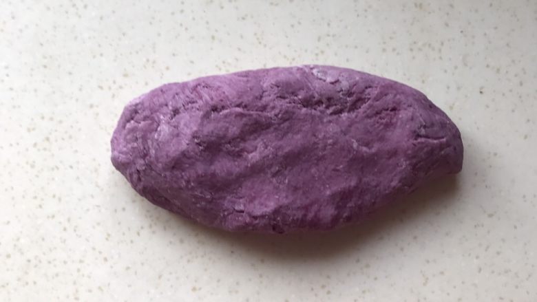 双色花卷,开始揉面,由粗糙揉到光滑