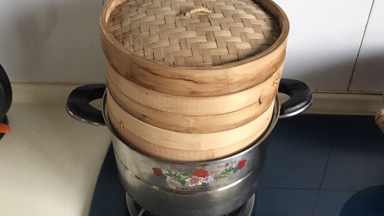 双色花卷,把蒸笼放在上面进行二次发酵,大约半小时