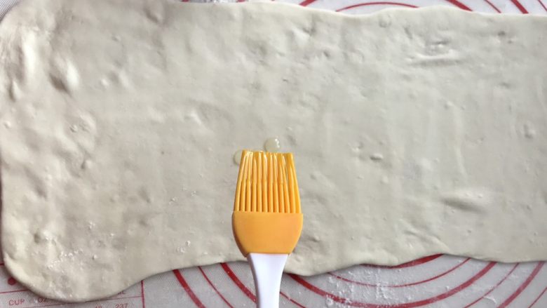 双色花卷,在擀好的白色的皮子上涂上薄薄一层油