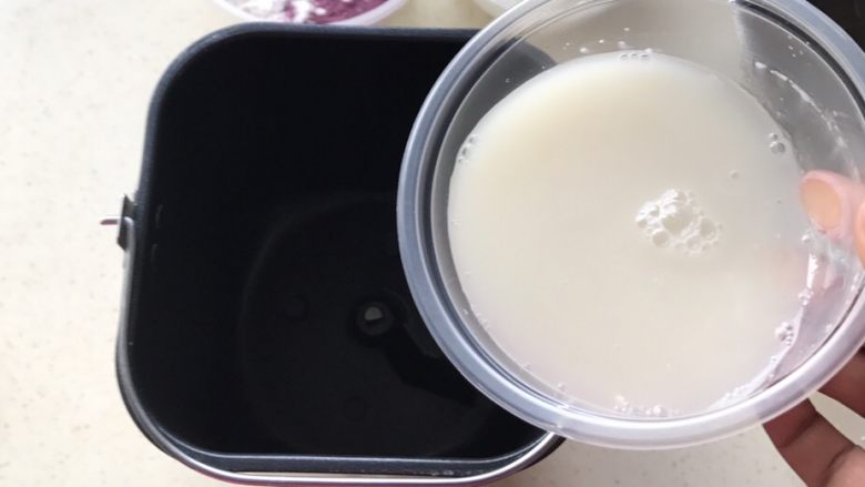 双色花卷,因为有两个面团,所以我用面包机揉一个面团,把化开的酵母水倒进面包机里