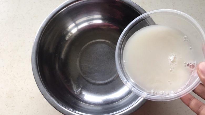双色花卷,开始准备紫薯面团,首先把剩下的一碗酵母水倒进盆里