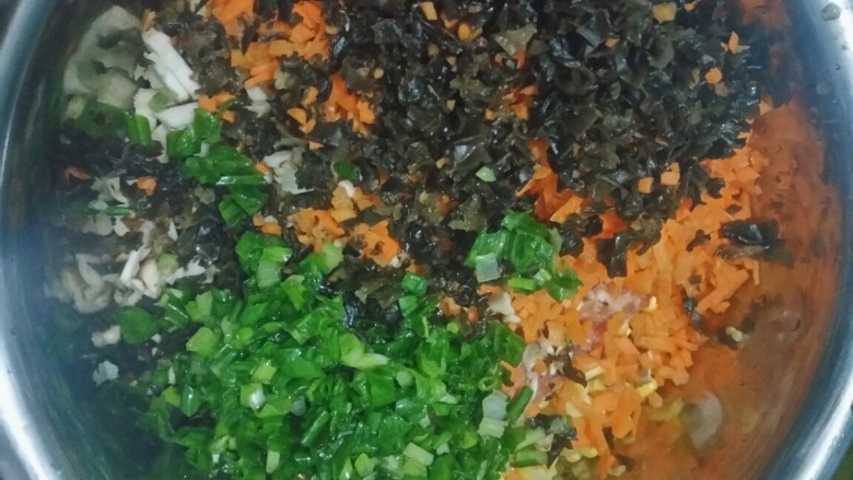 菠菜汁饺子,把所有食材剁细碎,放入四勺生抽,适量盐,南德调料粉,鸡精。朝一个方向拌匀,感觉拌成黏糊糊的样子就可以了。看个人口味咯😄,喜欢爽口有嚼劲的可以剁粗一点,<a style='color:red;display:inline-block;' href='/shicai/ 500'>玉米</a>成颗粒状就好。