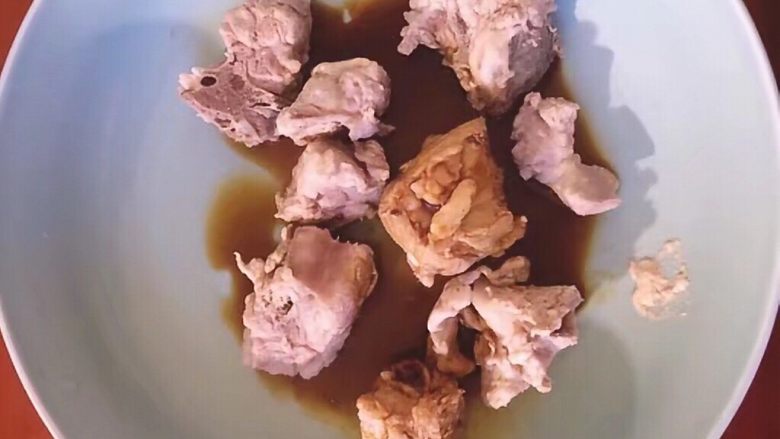 糖醋排骨,沥干水分,将生抽倒入腌制半小时