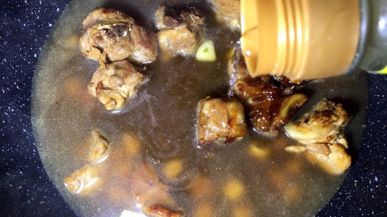 糖醋排骨,加入适量水,水没过排骨即可加醋