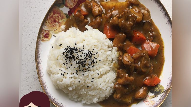 鸡肉咖喱饭🍛,最后把煮好的咖喱放在饭团一边、好看又好吃的咖喱饭完成了✅