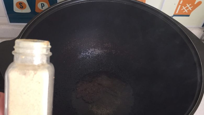 鸡肉咖喱饭🍛,锅里烧油,先放入姜粉 ....香味儿