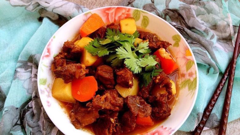 家常的美食胡萝卜土豆炖牛肉