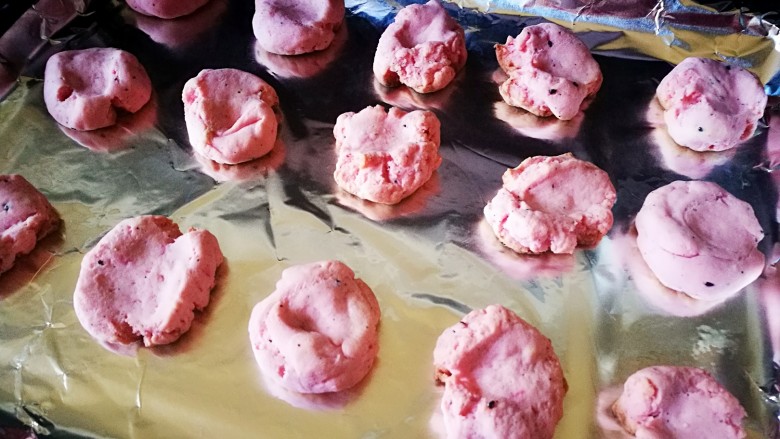 红粉手印饼干,烤箱预热一下 180℃一刻钟
