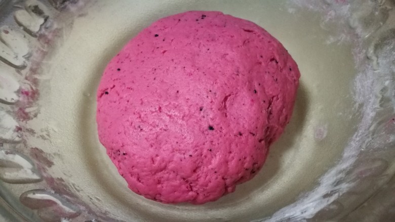 红粉手印饼干,和成面团 保鲜膜包好放入冰箱一小时
