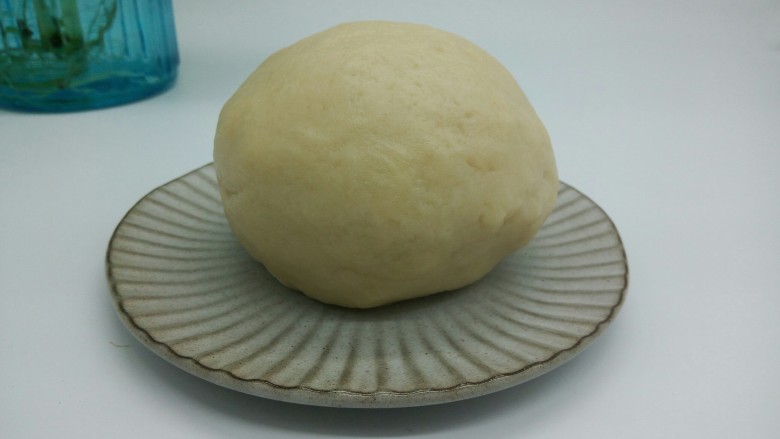 #感恩节食谱#玫瑰豆沙酥,用橡皮刮刀翻拌,再用手揉成团,盖保鲜膜醒发半小时