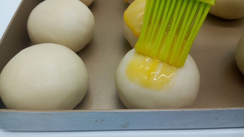 #感恩节食谱#玫瑰豆沙酥,慢慢收口,揉圆,放不粘烤盘,刷上<a style='color:red;display:inline-block;' href='/shicai/ 15'>蛋黄</a>液