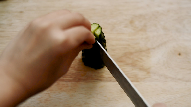 制作自家口味的韩式泡菜,泡菜的用料可以完全根据个人喜好,我想吃块状的蔬菜,就把菜稍微切一下。<a style='color:red;display:inline-block;' href='/shicai/ 54'>黄瓜</a>切成小段。