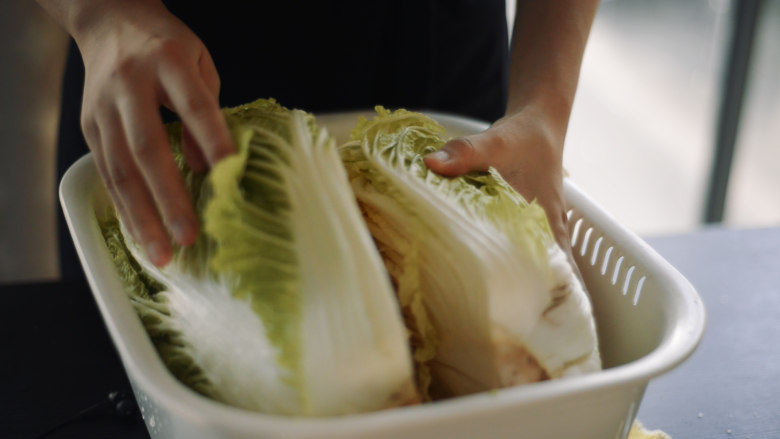 制作自家口味的韩式泡菜,每30分钟将白菜翻转180度,让盐分充分接触。