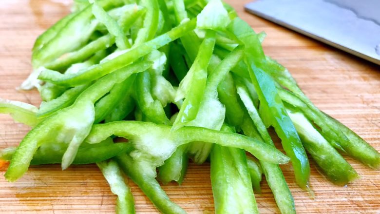 炒三丝,尖椒去蒂,洗净切成丝