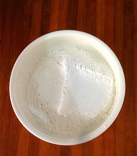 糯米红枣新吃法,准备适量<a style='color:red;display:inline-block;' href='/shicai/ 520'>糯米粉</a>,放入一个稍微大一点的容器当中