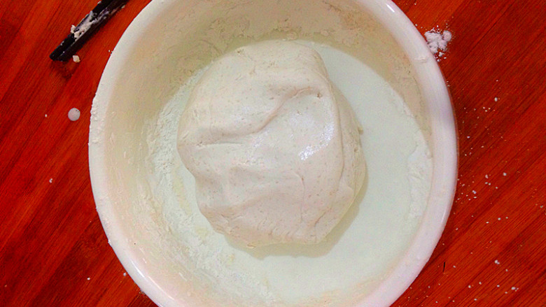 糯米红枣新吃法,加入适量温水,搅拌匀,