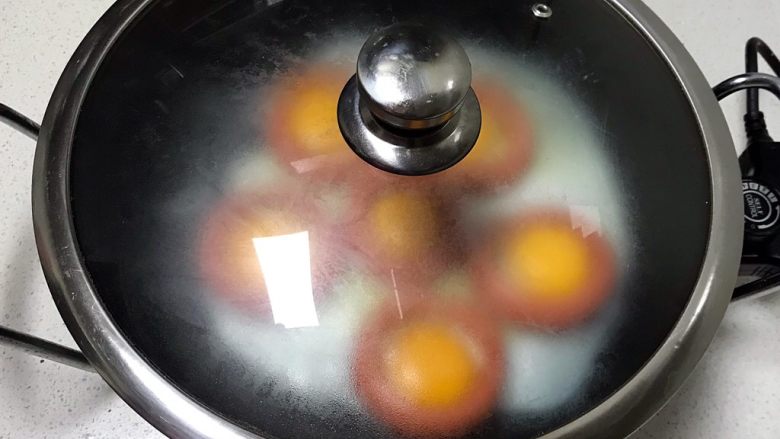 太阳花,盖上锅盖,小火煎制5分钟左右