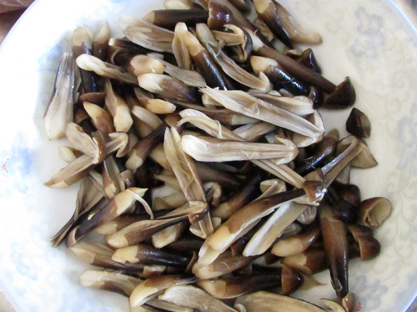 炒鸡枞菌,我买的鸡枞菌个头比较小,而且是都没有开伞的,为了更容易入味,焯烫好的鸡枞菌纵向手撕成两半