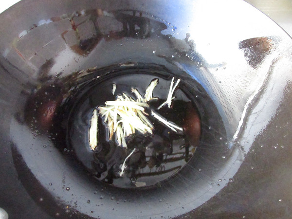 炒鸡枞菌,锅烧热后加适量油,炒香姜末