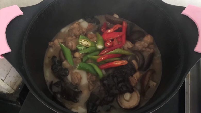 特色黄焖鸡块,倒入青红椒段,适量的盐调味即可。