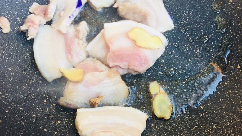 #感恩节食谱#父亲之味土豆焖肉,差点忘记放姜片呢,把姜片丢进去一起炒,去腥味
