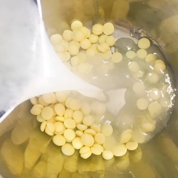 清香慕斯梦幻镜面🌞,倒入盛有小块的白巧力盆中,放置3-4分钟,用蛋抽搅拌至巧克力完全消失